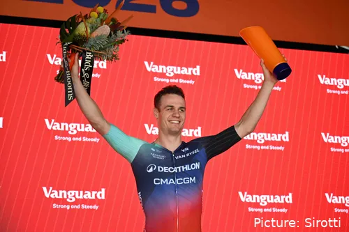 Lund Andresen en el podio del Tour Down Under 2026 tras ganar la etapa 1