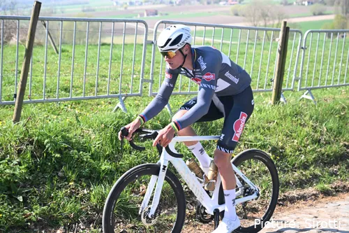 Mathieu van der Poel, en plena acción con Alpecin-Premier Tech.