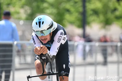 Xabier Mikel Azparren, en plena acción contrarreloj con Pinarello-Q36.5