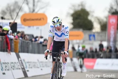 Cian Uijtdebroeks, en la temporada 2026 con Movistar Team.