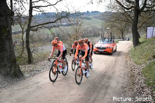 INEOS Grenadiers se entrena sobre el sterrato antes de Strade Bianche 2026