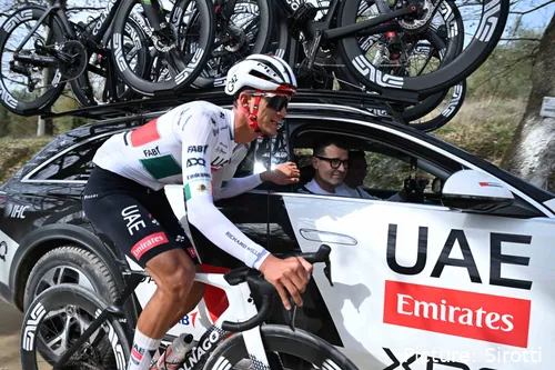 Isaac del Toro, en plena acción con UAE Team Emirates XRG.