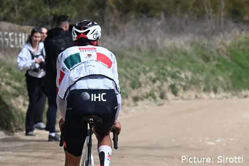 Del Toro se entrena sobre la grava antes de Strade Bianche 2026