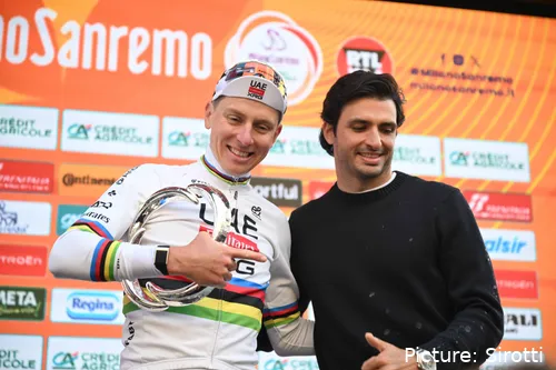 Tadej Pogacar celebra su victoria en la Milano–Sanremo 2026 junto a Carlos Sainz