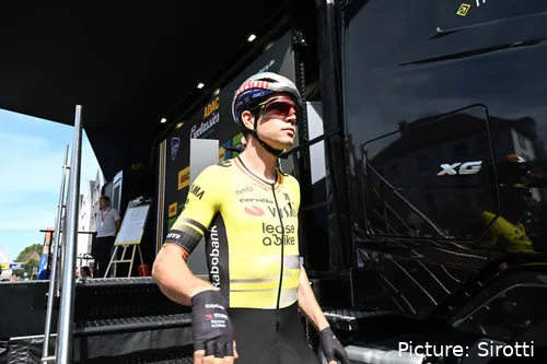 Van Aert, antes de la salida de una carrera con el Team Visma | Lease a Bike
