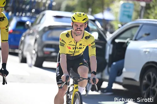 Campenaerts, sonriendo con el maillot del Team Visma | Lease a Bike