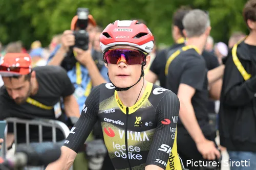 Vingegaard, vestido de ciclista con el maillot del Team Visma | Lease a Bike