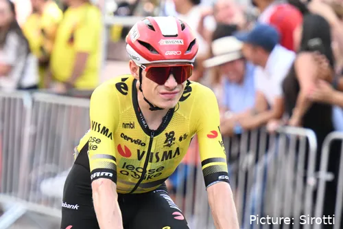 Vingegaard, haciendo una mueca con el maillot del Team Visma | Lease a Bike