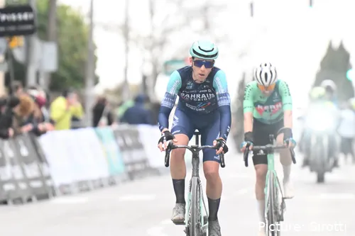 Attila Valter, corredor de Bahrain Victorious en 2026.