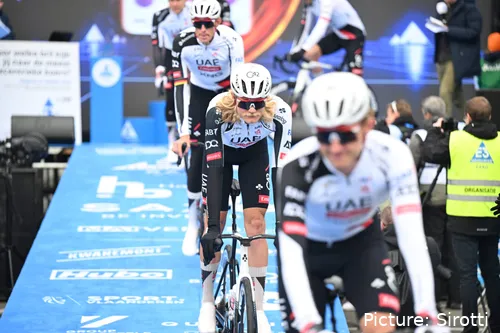 UAE Team Emirates - XRG durante la E3 Saxo Classic 2026