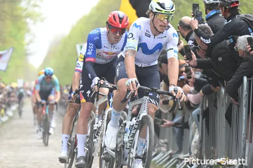Iván García Cortina, en la París-Roubaix 2026 con Movistar Team.