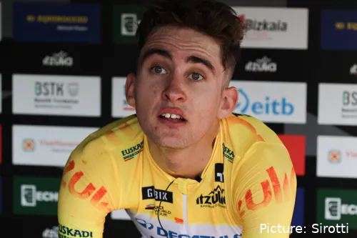 Paul Seixas, de amarillo, en la Itzulia Basque Country 2026