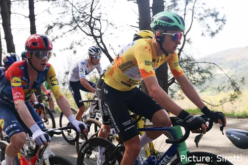 Paul Seixas con Mattias Skjelmose a su rueda en Itzulia 2026