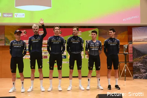 Pinarello-Q36.5 Pro Cycling Team en la rueda de prensa previa al Tour of the Alps 2026