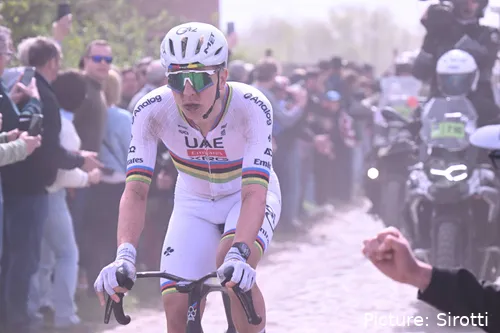 Tadej Pogacar acabó segundo en la París-Roubaix 2026