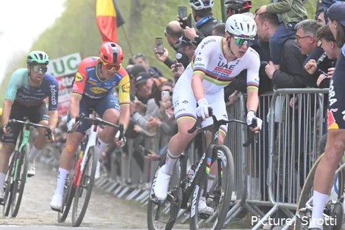 Tadej Pogacar acabó segundo en la París-Roubaix 2026