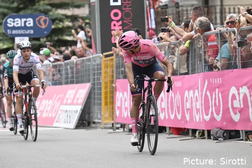 Richard Carapaz crossing the line in Cogne, his first day in pink in the 2022 race