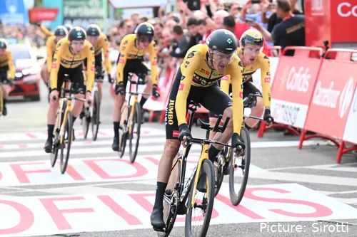 Gesink e Roglic em acção juntos pela Visma no contrarrelógio por equipas na Volta a Espanha de 2022