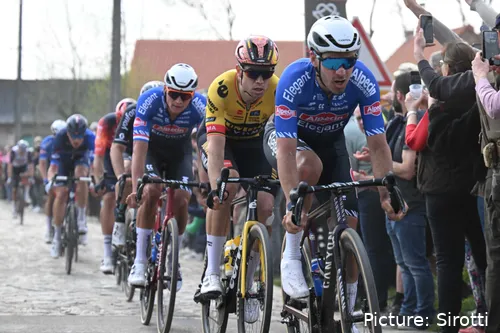 Vermeersch com Wout van Aert e Mathieu van der Poel na Paris-Roubaix