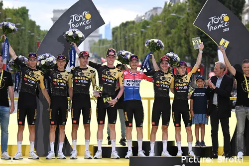A Jumbo-Visma (agora Team Visma | Lease a Bike) venceu a classificação por equipas na Volta a França de 2023. @Sirotti