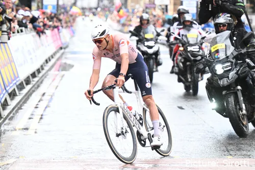 Mathieu van der Poel teve uma queda enquanto usava travões de disco à chuva a caminho da vitória no Campeonato do Mundo de Glasgow de 2023. @Sirotti