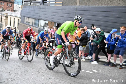 Pogacar em ação pela Eslovénia nos Campeonatos do Mundo de 2023 em Glasgow