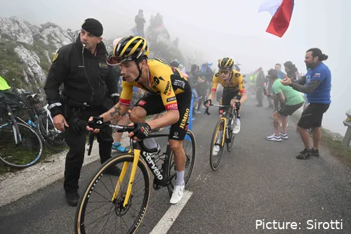 Roglic (à frente) e Vingegaard (atrás) afastam-se de Kuss no Angliru