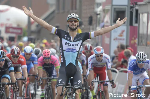 Antes de Pogacar, Tom Boonen (em 2005) fora o nome mais recente a estrear a camisola arco-íris com uma vitória