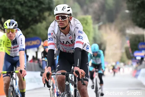 Isaac Del Toro durante a Tirreno-Adriatico 2024