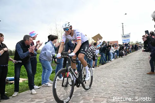 Nils Politt é mais um dos homens da UAE Team Emirates que irá vestir a camisola de Campeão Nacional de ITT nos próximos 12 meses