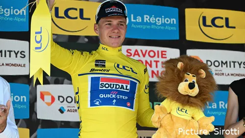 Remco Evenepoel com a camisola amarela na cerimónia do pódio