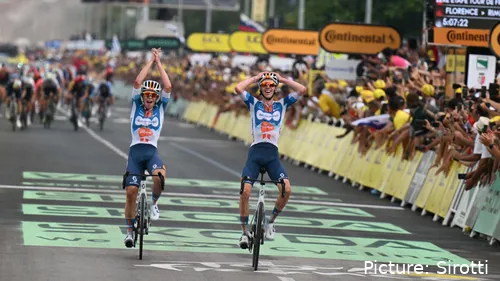 Van den Broek (esq.) e Bardet (dir.) festejam a vitória na primeira etapa da Volta a França de 2024