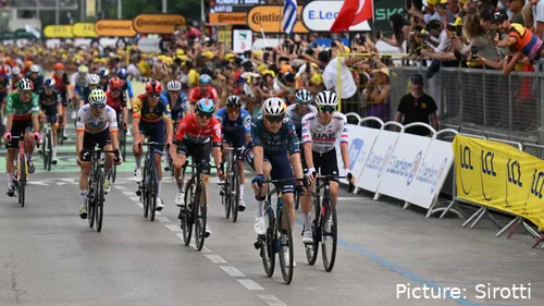 Wout van Aert ganha os ultimos segundos bonificados ao fazer 3º lugar na etapa de abertura