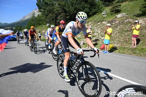 Alex Aranburu carrying the Spanish national champion colours at the 2024 Tour de France. @Sirotti