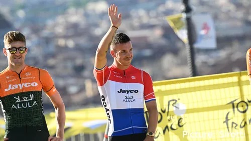 Dylan Groenewegen ficou visivelmente frustrado com o sprint final, batendo no guiador