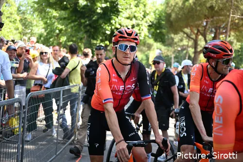 Thomas testou positivo à covid mas continua na corrida