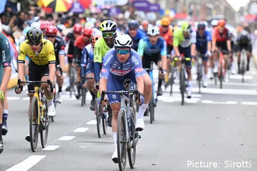 Jasper Philipsen é o homem mais falado do dia... pelos piores motivos.