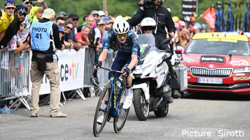 Jonas Vingegaard venceu a etapa 11 do Tour à frente de Tadej Pogacar
