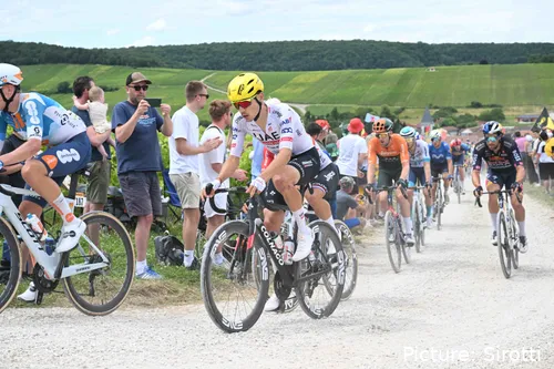 Juan Ayuso abandonou o Tour por testar positivo à covid-19
