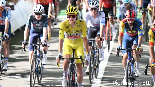 Tadej Pogacar e Jonas Vingegaard estão separados por 1:15, com Remco Evenepoel ainda no 2º lugar