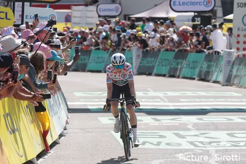 Jonas Vingegaard veste a Camisola da Montanha por empréstimo de Tadej Pogacar