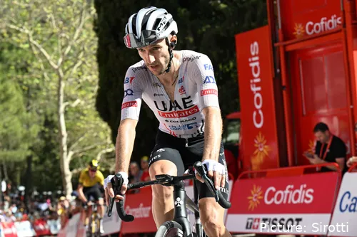 Adam Yates é o melhor ciclista da UAE Team Emirates na Vuelta, neste momento