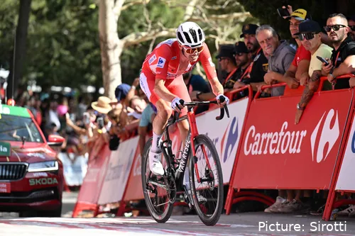 Ben O'Connor criticou a UCI no X pela decisão de multar três colegas. Pouco depois apagou a conta