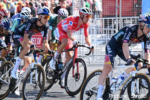 Ben O'Connor passa o primeiro dia de descanso com a camisola vermelha.