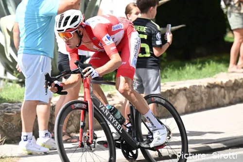 Ben O'Connor no seu estilo inconfundível durante a Volta a Espanha de 2024