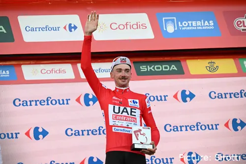 Brandon McNulty foi o primeiro camisola vermelha desta Volta a Espanha