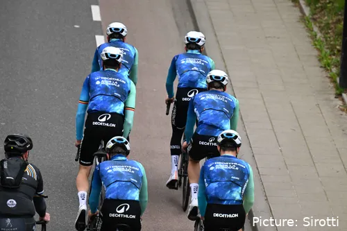 A equipa da Decathlon bloqueou a estrada durante a etapa 11 da Vuelta e foi fortemente penalizada por isso.