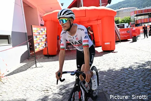 João Almeida perdeu quase 5 minutos na 8ª etapa e abandonou no dia a seguir