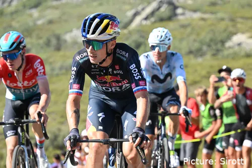 Roglic penalizado em 20 segundos pelo júri de corrida