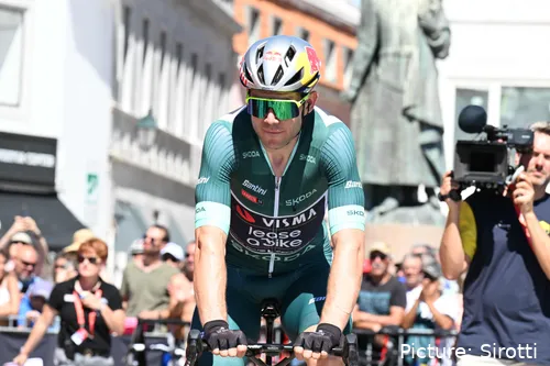 Wout van Aert chegou com cerca de 14 minutos de atraso, poupando energias para etapas futuras